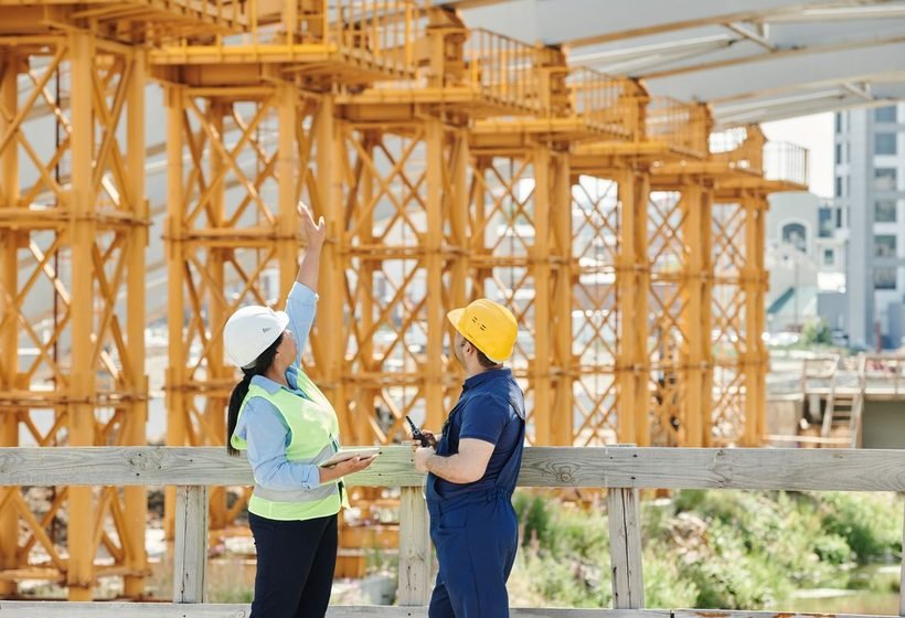 Conseiller HomeGreen Castres et artisan qualifié sur un chantier dans le Tarn